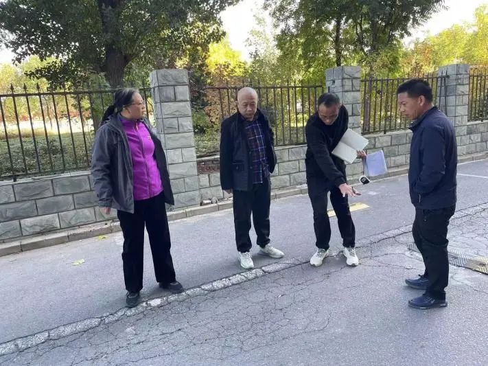 8号楼周边马路坑洼不平，居民出行难！社区如何迅速解决这一安全隐患？  第2张