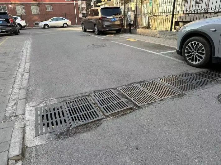8号楼周边马路坑洼不平，居民出行难！社区如何迅速解决这一安全隐患？  第3张