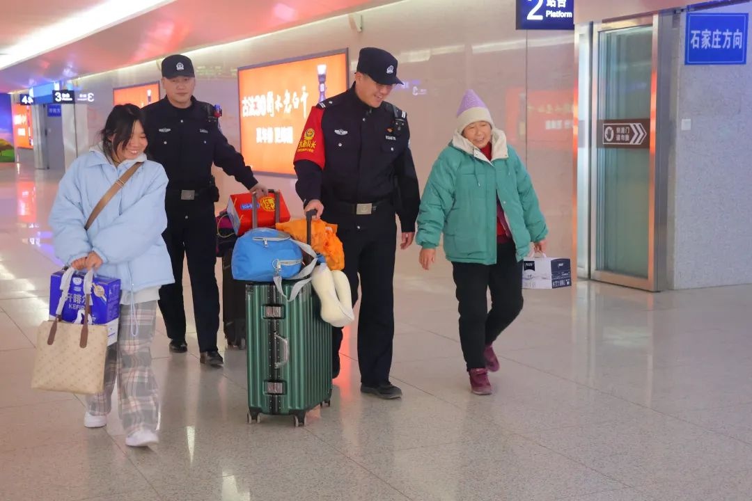 春运高峰来袭！衡水北站民警如何用责任与温情守护你的回家路？  第3张