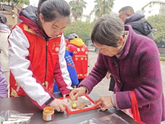 你知道如何用古老拓印艺术为新春添福吗？穿山南社区这场活动让人大开眼界