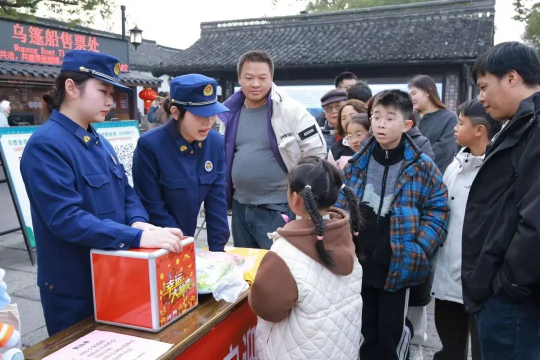 蓝姐姐带你云游古城，揭秘春节消防安全秘籍！你准备好了吗？  第2张