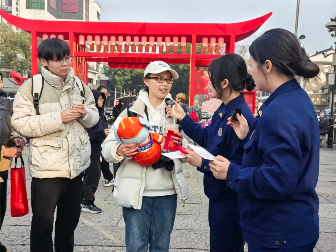 蓝姐姐带你云游古城，揭秘春节消防安全秘籍！你准备好了吗？  第6张