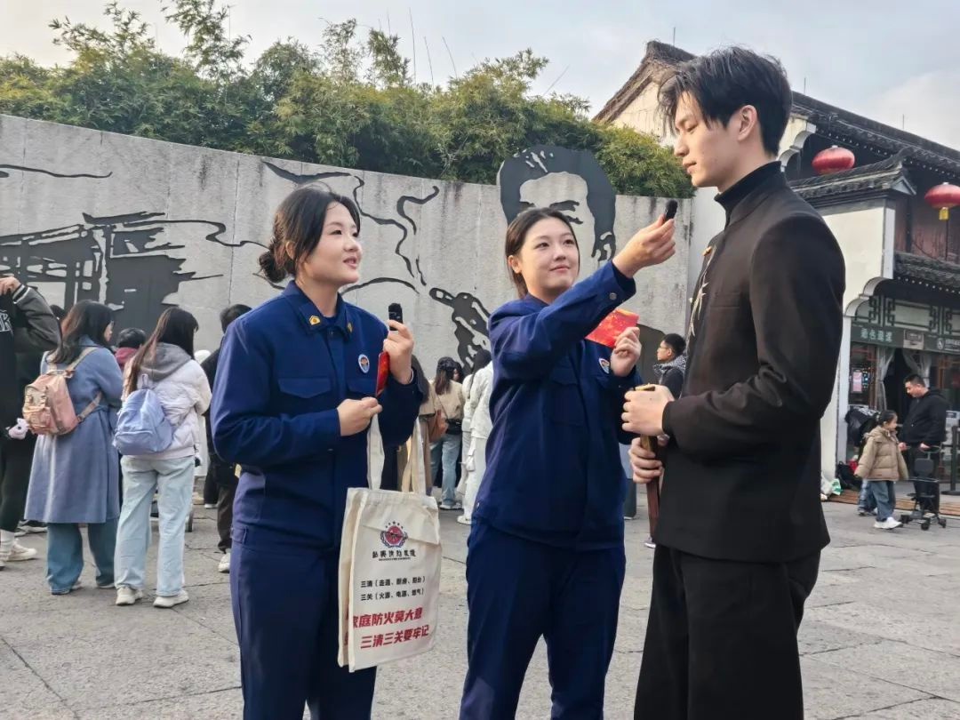 蓝姐姐带你云游古城，揭秘春节消防安全秘籍！你准备好了吗？  第8张