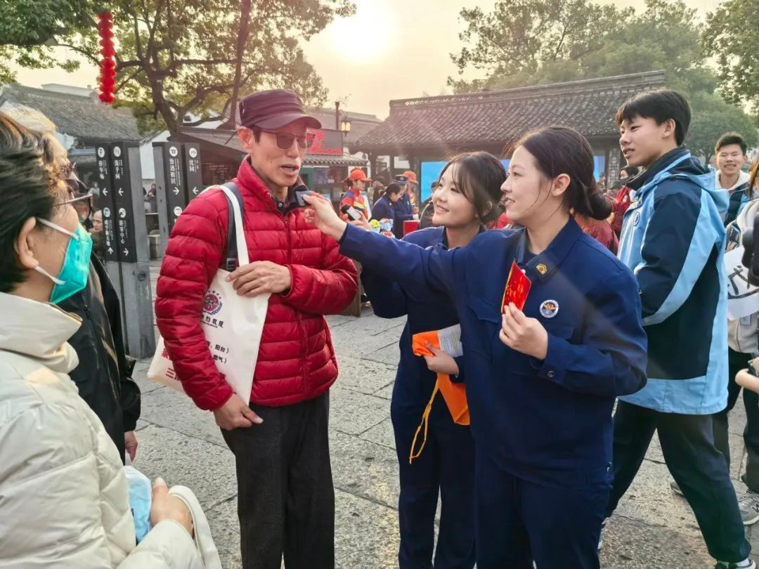 蓝姐姐带你云游古城，揭秘春节消防安全秘籍！你准备好了吗？  第4张