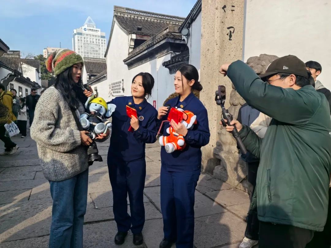 蓝姐姐带你云游古城，揭秘春节消防安全秘籍！你准备好了吗？  第5张
