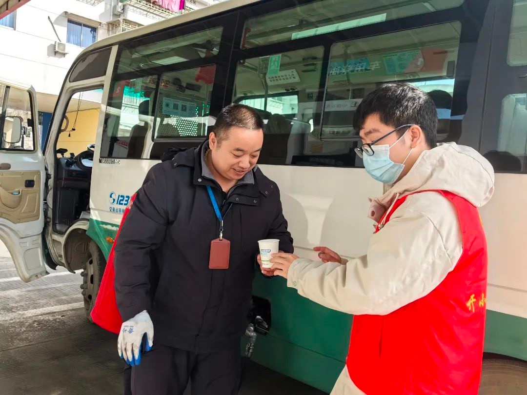 2025年春运暖冬行动：青春志愿者的温情服务，你感受到了吗？  第4张