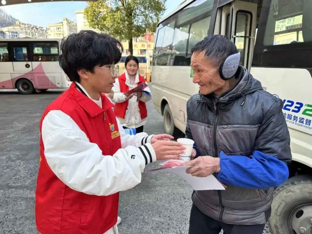 2025年春运暖冬行动：青春志愿者的温情服务，你感受到了吗？  第6张