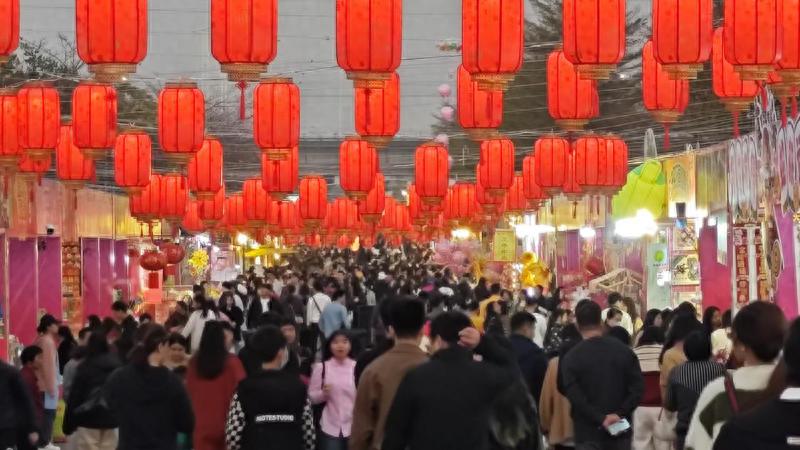 2025大良迎春花市嘉年华：百米金蛇与五彩灯光秀，你准备好迎接这场视觉盛宴了吗？  第1张