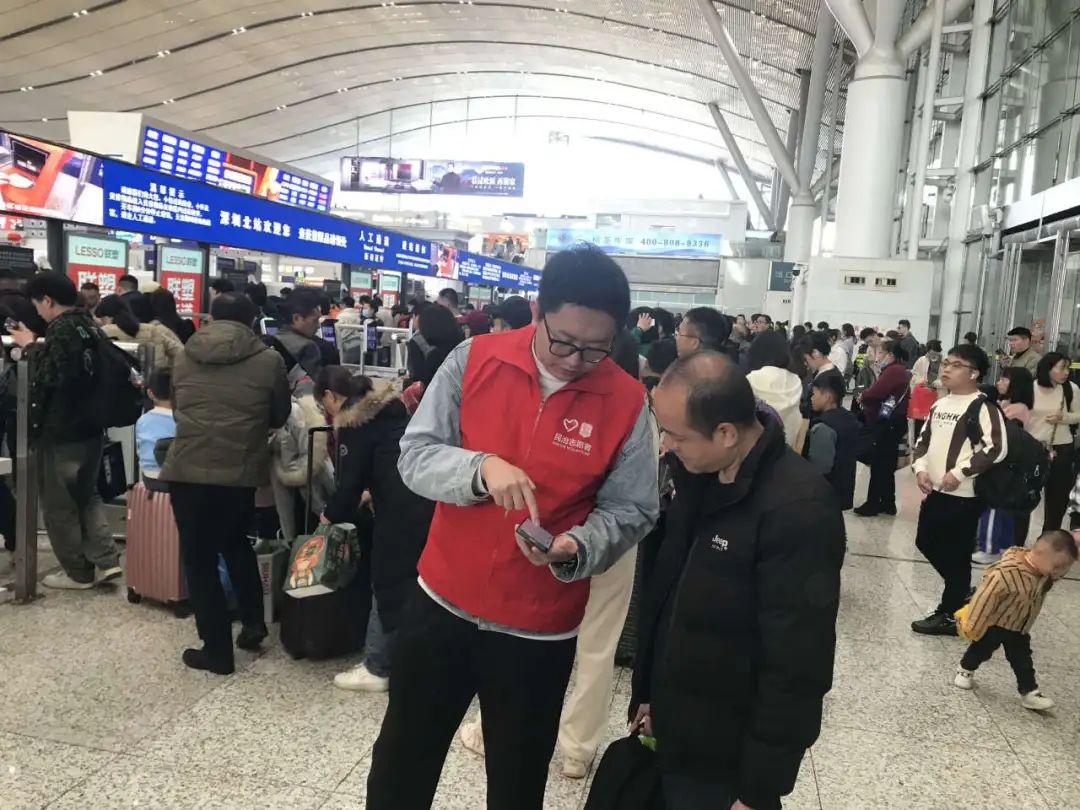 春运人潮中，深圳北站上演怎样的暖心故事？外国旅客为何感激涕零？  第3张