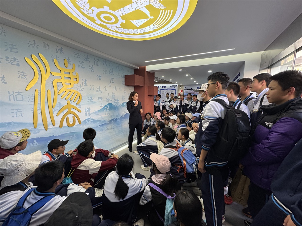 300师生齐聚法治教育中心，如何筑牢未成年人保护防线？  第2张