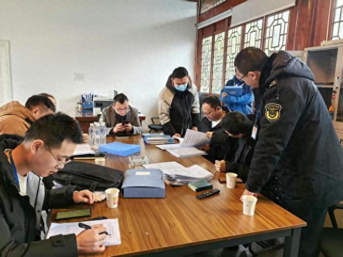 雨城区市场监督管理局如何确保春节旅游安全？56家餐饮和17台特种设备全面检查  第1张