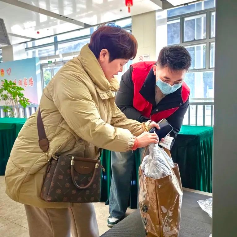 2025年暖冬行动：志愿者如何用一把剪刀温暖整个社区？  第11张