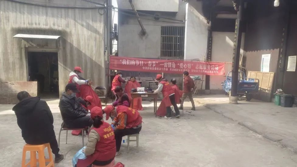 2025年暖冬行动：志愿者如何用一把剪刀温暖整个社区？  第5张
