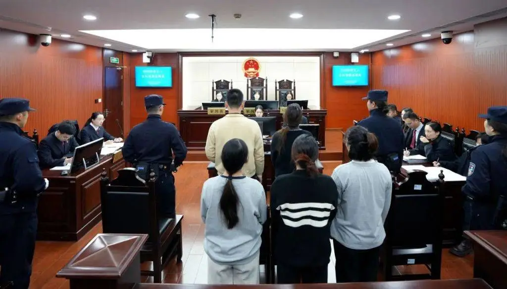黄金粉末藏内衣，走私大案惊现！12公斤黄金如何被查获？  第1张