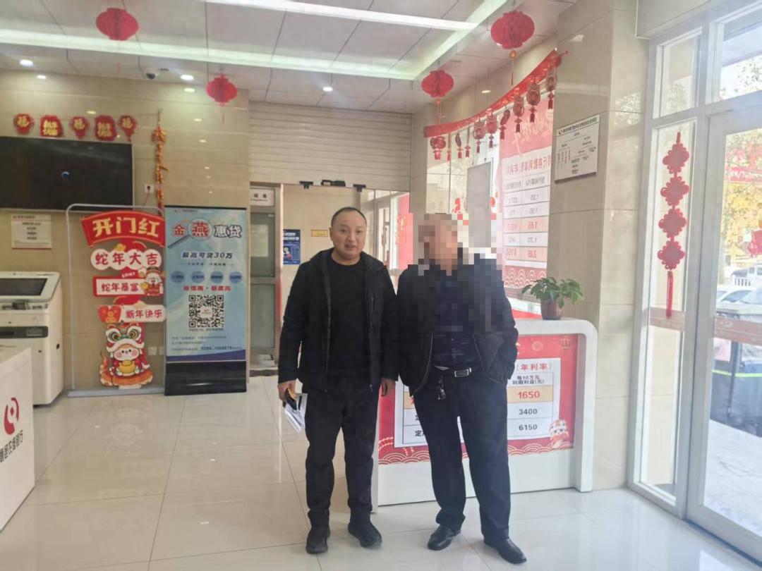 银行卡突然被冻结？男子取钱时竟被当场抓获，背后真相令人  第1张