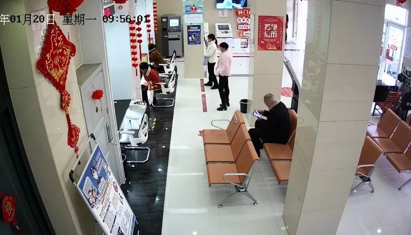 银行卡突然被冻结？男子取钱时竟被当场抓获，背后真相令人  第2张