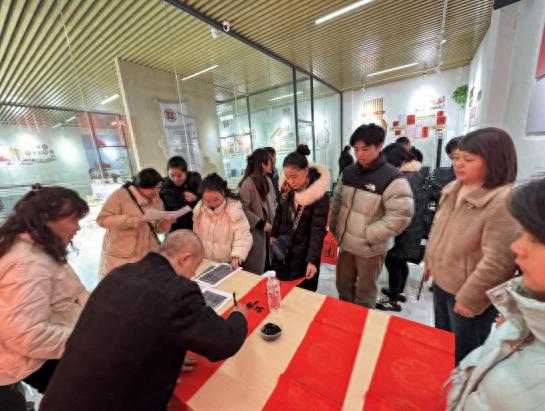龙蛇交替迎新春，笔墨凝香送祝福！220幅春联背后的温暖故事，你感受到了吗？