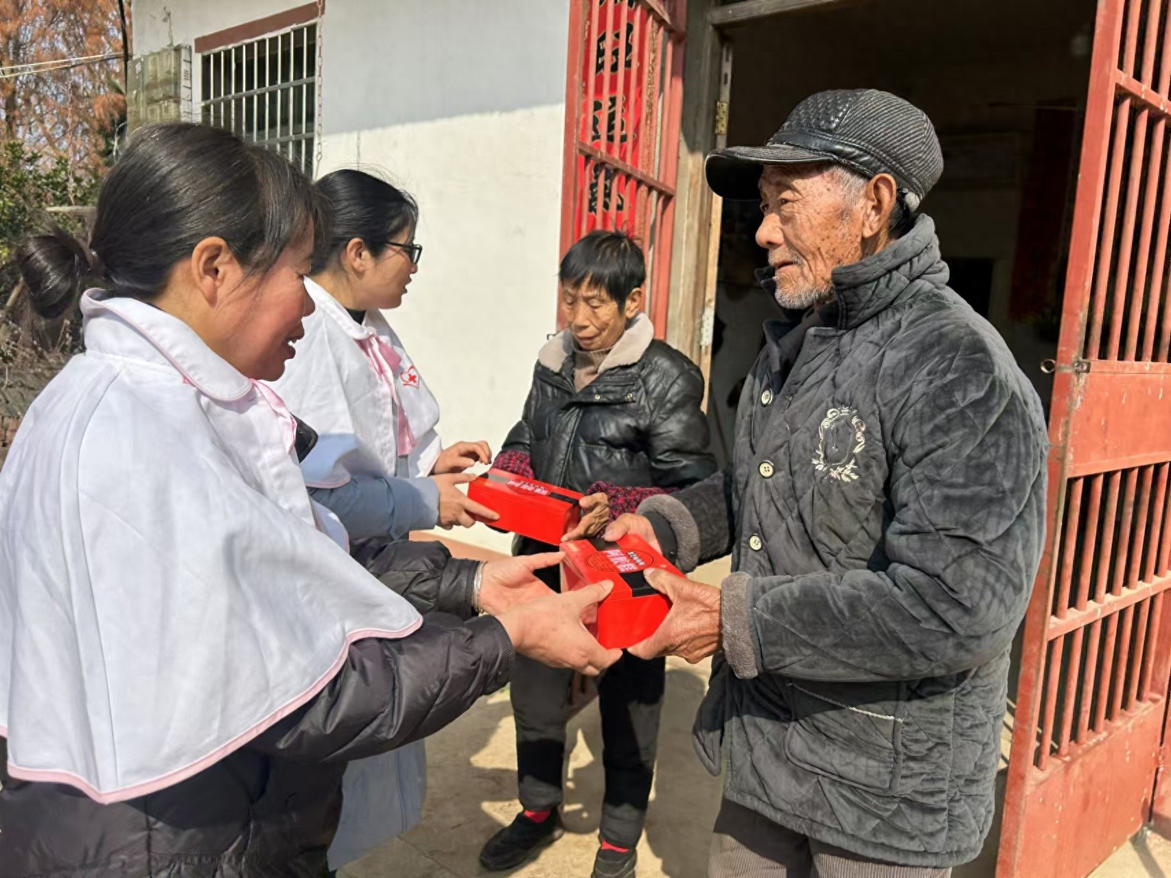 2025年抚州送温暖活动：400余人受益，爱心物资大派送！你参与了吗？  第1张