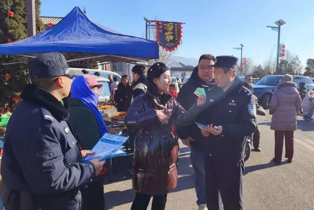 春节临近，西磑村年味浓！河津警方如何守护你的平安购物体验？  第2张