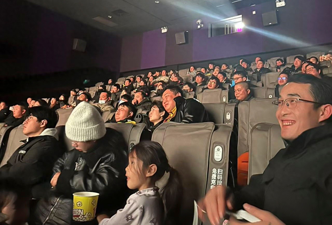 暖心老板自掏腰包！3000位外卖小哥齐聚电影院，寒冬中的温暖你感受到了吗？