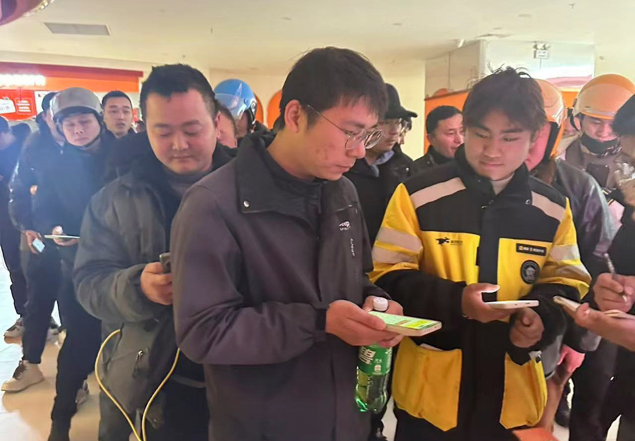 暖心老板自掏腰包！3000位外卖小哥齐聚电影院，寒冬中的温暖你感受到了吗？  第2张