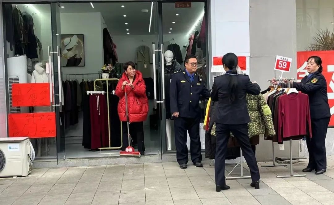 江口县如何一夜之间恢复整洁市容？揭秘执法局的神奇整治行动  第2张