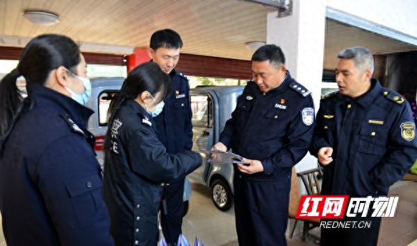 交警同志，你们为何让这位六旬老汉感动得久久不愿松手？