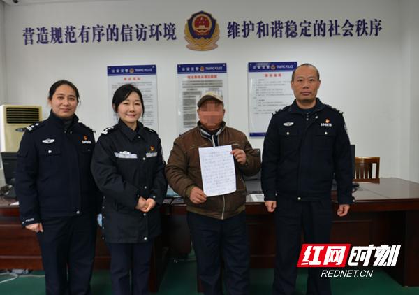 交警同志，你们为何让这位六旬老汉感动得久久不愿松手？  第2张