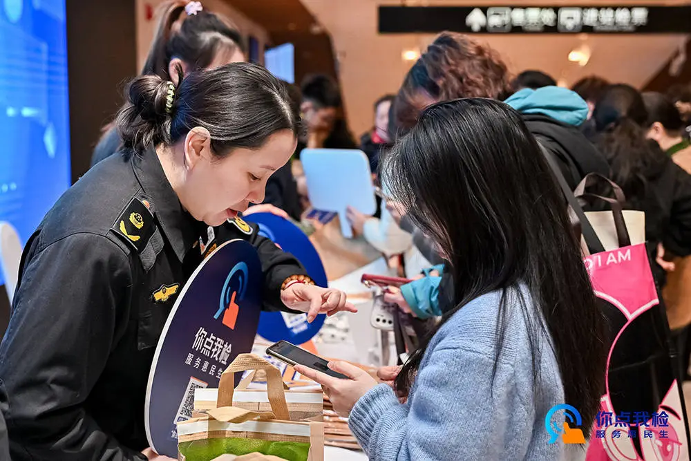 超市购物不再担忧！执法人员现场买单送检，你的食品安全有保障吗？