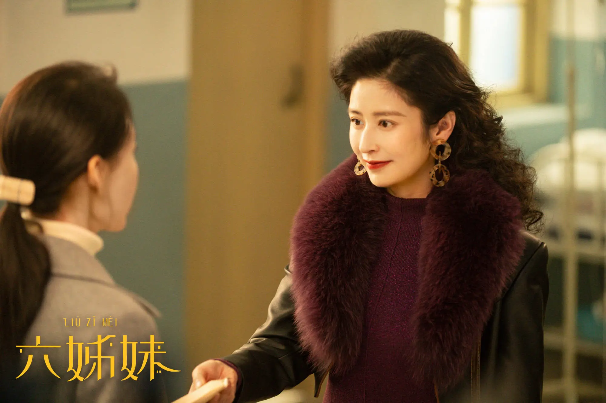 2025年春节档黑马六姊妹为何横扫收视榜？颖儿饰演的何家艺究竟有何魅力？  第4张