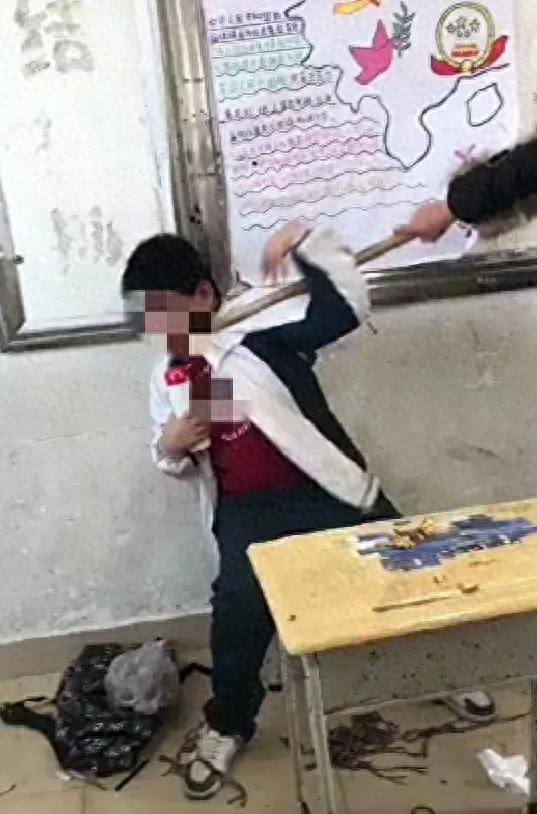 校园霸凌何时休？13岁少年遭欺凌，社会底线何在  第1张