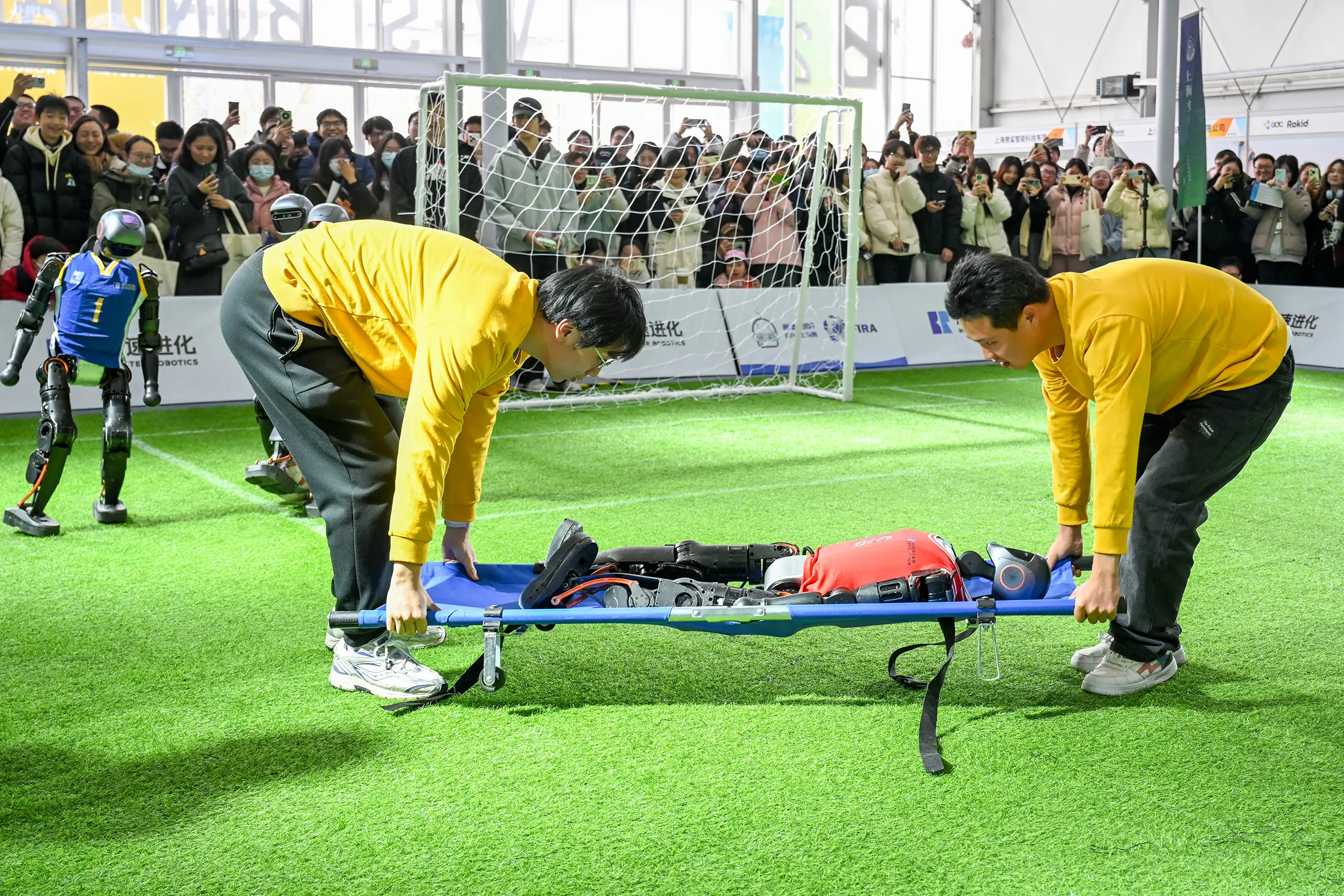 机器人足球赛受伤被抬出场！2025年科技大赛还能这么搞笑？  第1张