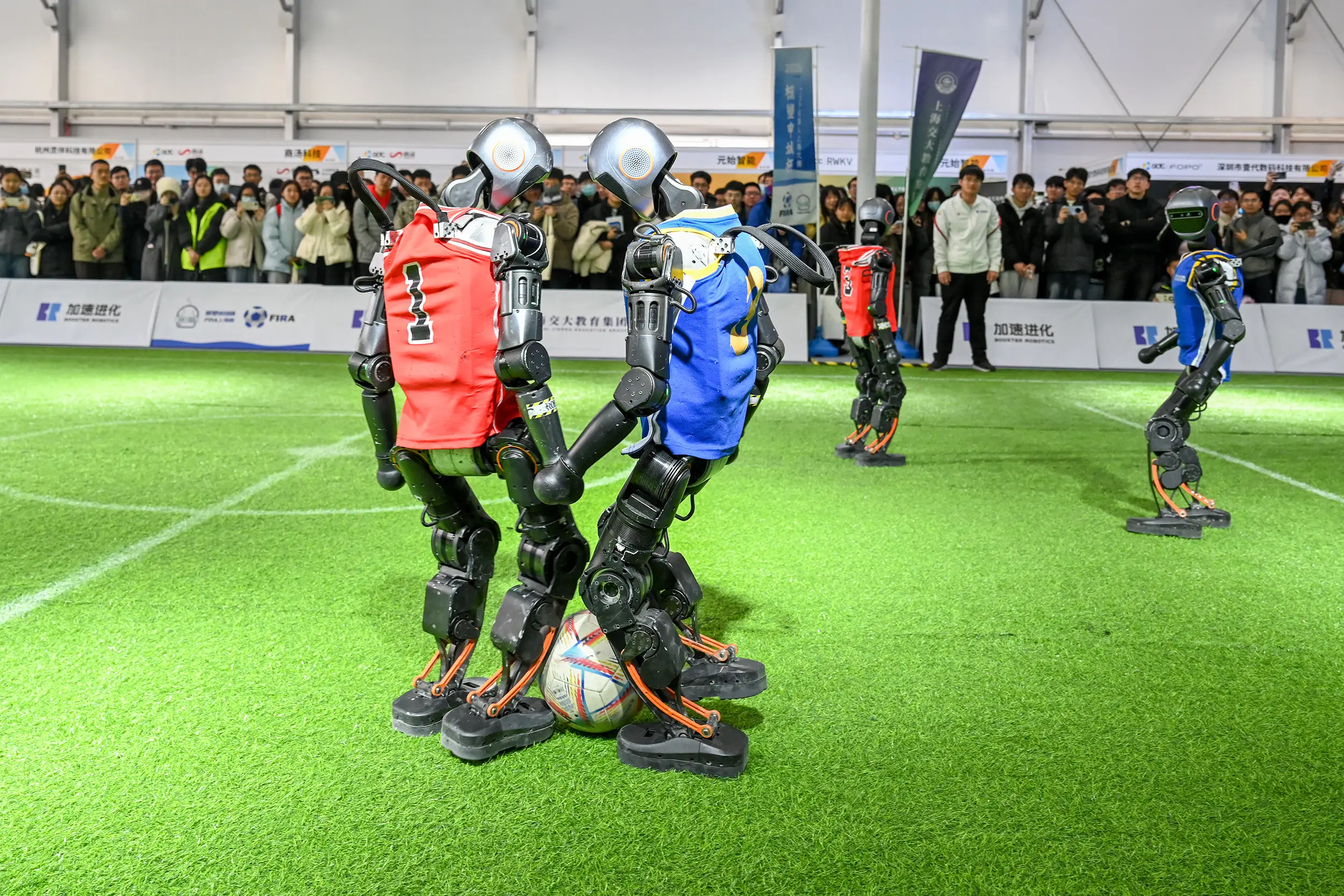 机器人足球赛受伤被抬出场！2025年科技大赛还能这么搞笑？  第2张