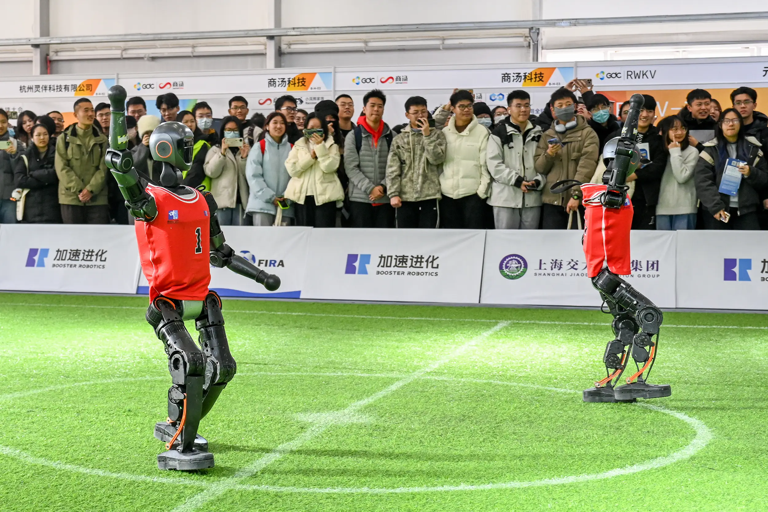 机器人足球赛受伤被抬出场！2025年科技大赛还能这么搞笑？  第5张