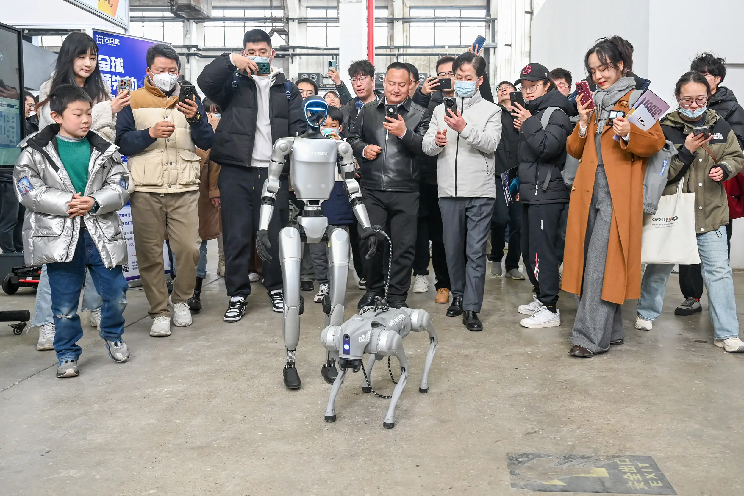 机器人足球赛受伤被抬出场！2025年科技大赛还能这么搞笑？  第6张