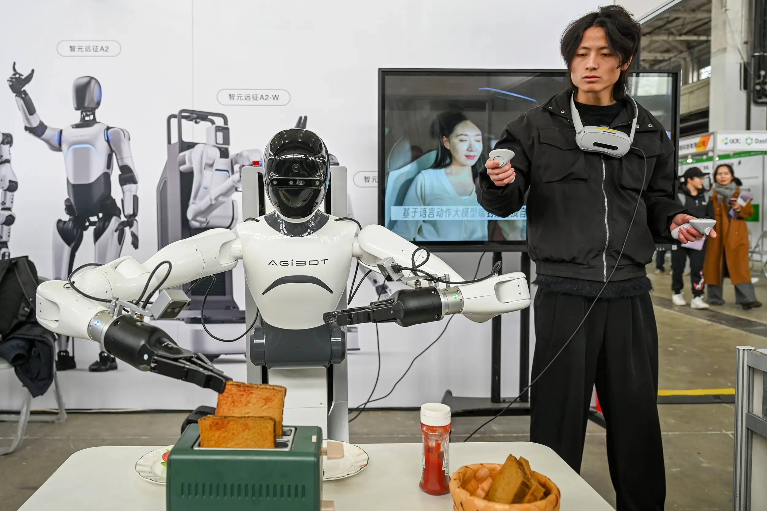 机器人足球赛受伤被抬出场！2025年科技大赛还能这么搞笑？  第7张