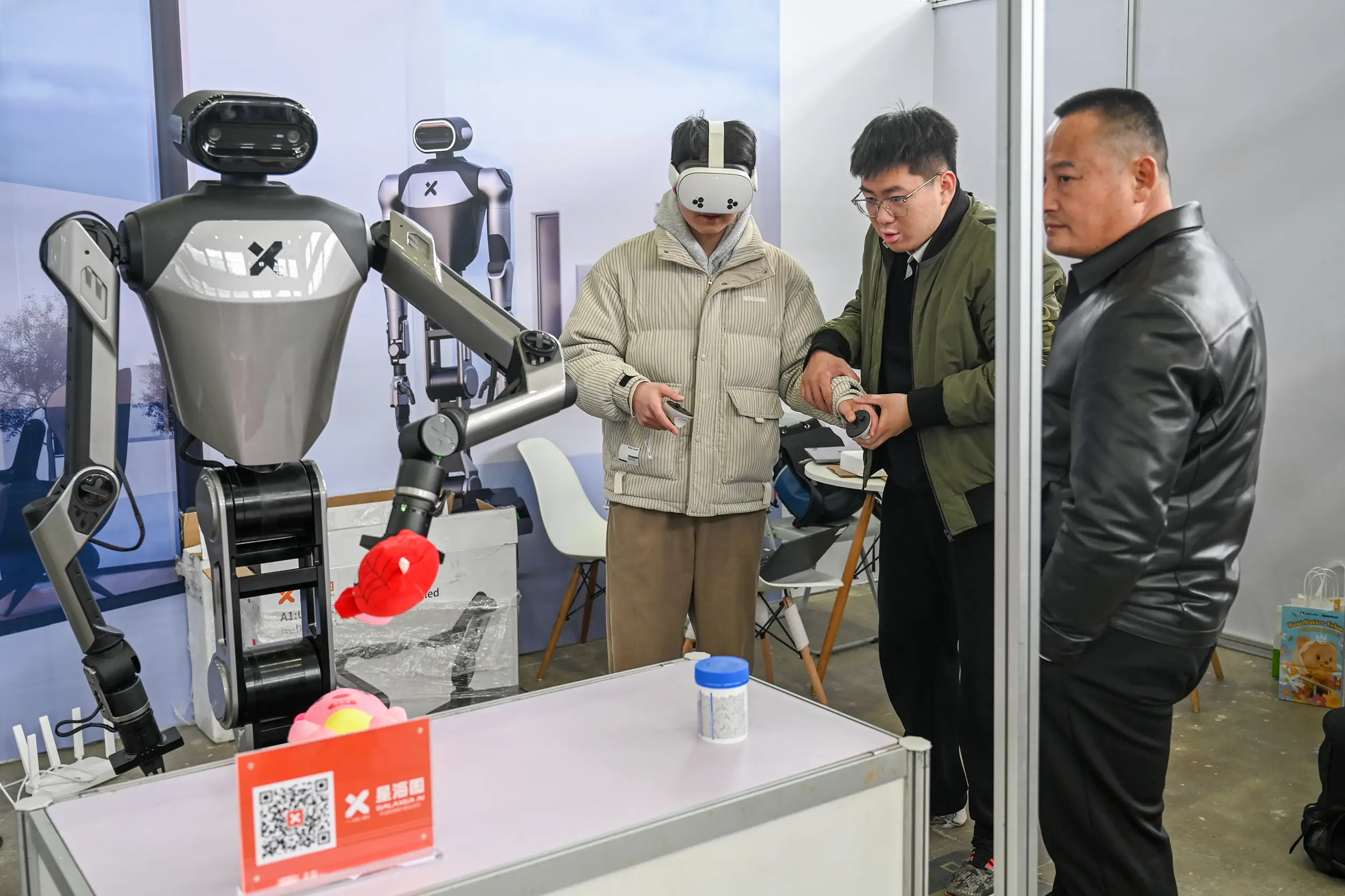 机器人足球赛受伤被抬出场！2025年科技大赛还能这么搞笑？  第8张