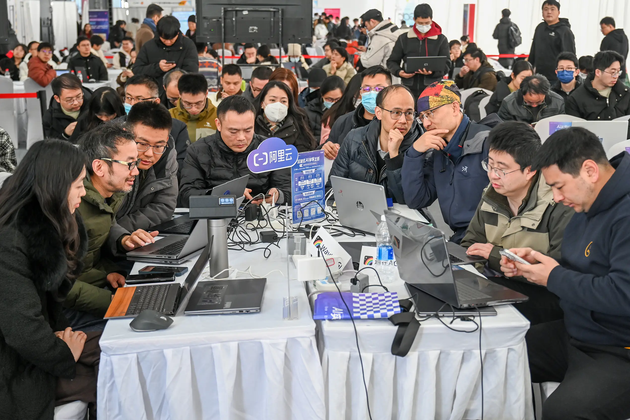 机器人足球赛受伤被抬出场！2025年科技大赛还能这么搞笑？  第9张