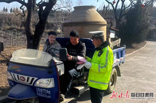 果园里的守护者！天水民警如何为万亩花牛苹果基地保驾护航？  第3张