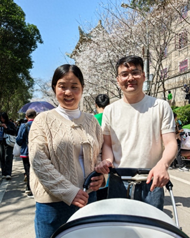 樱花见证爱情！这对夫妇为何携娃重游武大，背后竟有如此浪漫故事？
