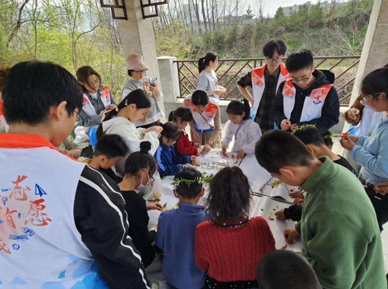 孩子们如何把春天装进瓶子里？这场活动让他们爱上大自然