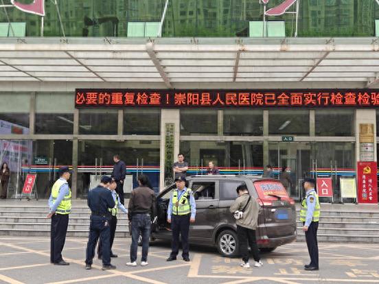 崇阳执法人员雷霆出击！黑车司机刚拉客就被抓，你还在坐黑车吗？  第1张