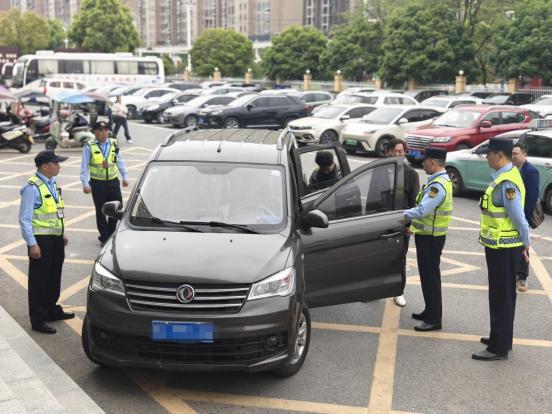 崇阳执法人员雷霆出击！黑车司机刚拉客就被抓，你还在坐黑车吗？  第2张