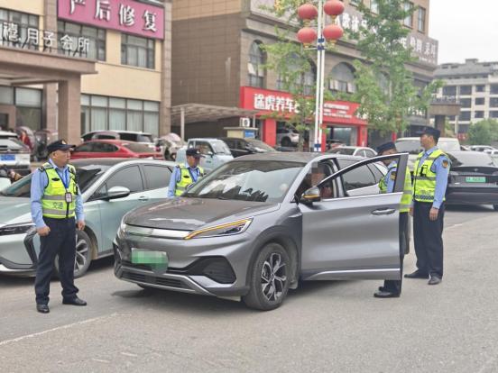 崇阳执法人员雷霆出击！黑车司机刚拉客就被抓，你还在坐黑车吗？  第3张