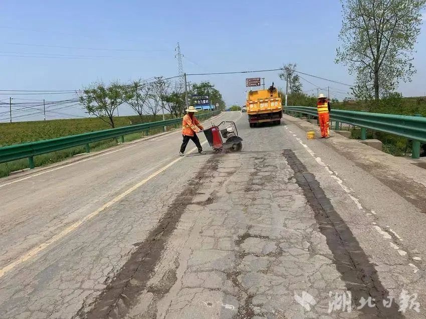 嘉鱼县公路大变样！43.8公里边沟疏通，你的出行安全有保障了吗？  第2张