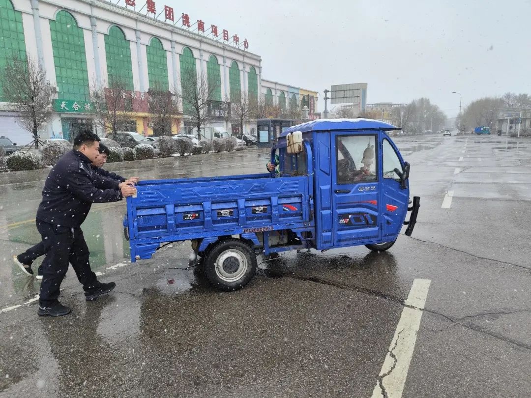 暖心！洮南民警秒变修车工，爆胎三轮车主的焦急瞬间被化解  第2张