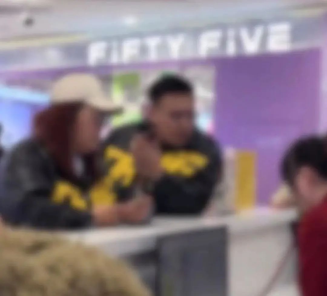网红夫妇账号被封！商场就餐后店铺遭消杀，他们到底经历了什么？  第3张