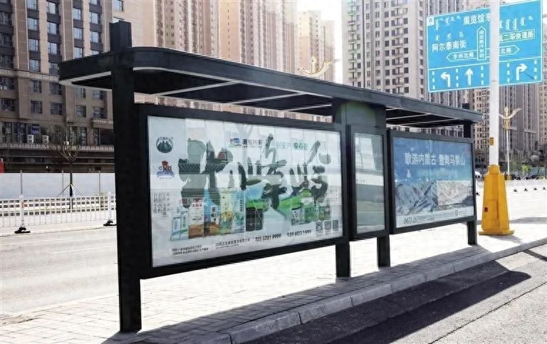 城市小驿站焕新颜！墨绿色候车亭与春日美景相映成趣，你注意到了吗？