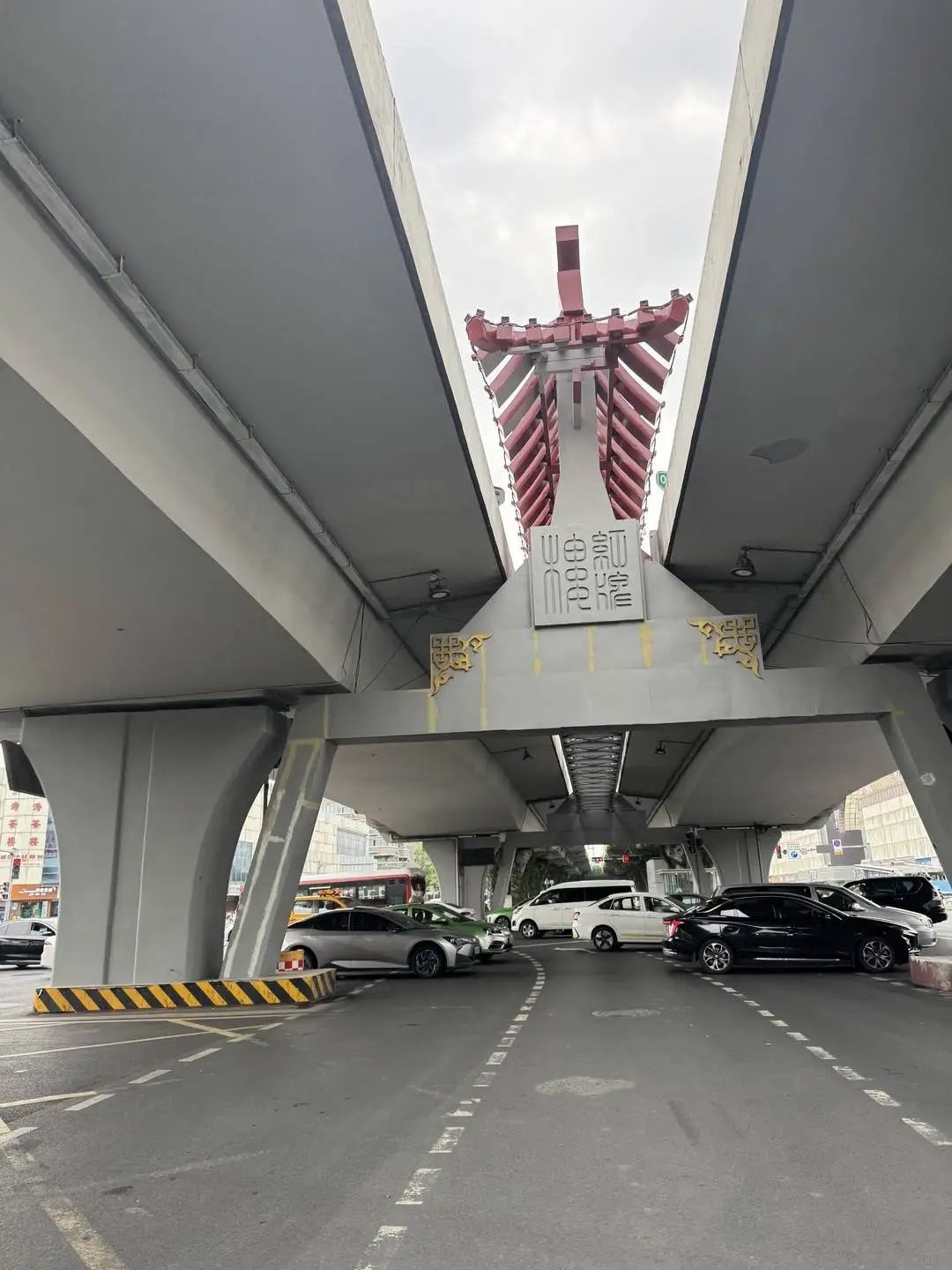 红牌楼变灰牌楼？市民热议的地标变色真相大揭秘  第2张