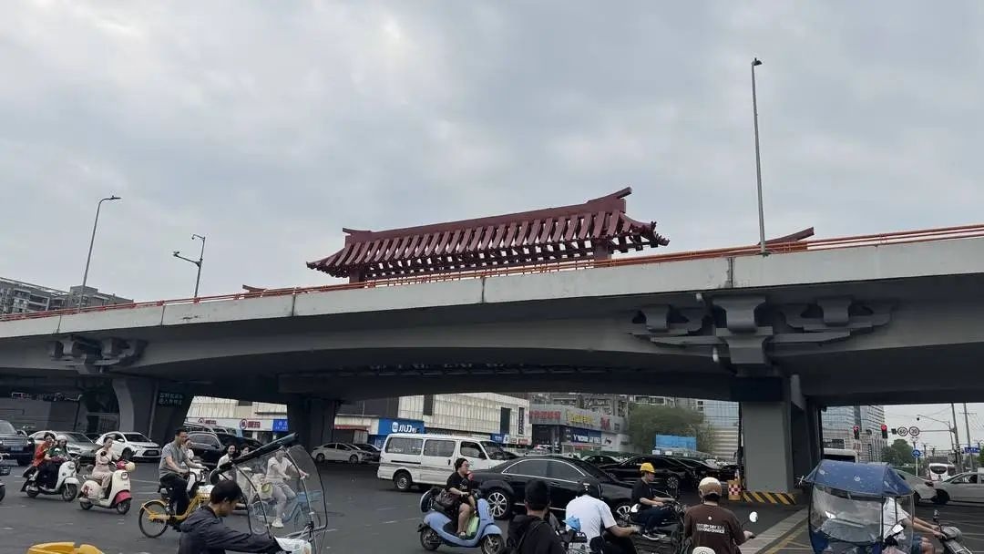 红牌楼变灰牌楼？市民热议的地标变色真相大揭秘  第4张